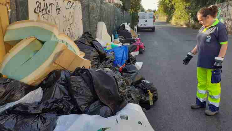 Operatori ecologici intervengono sulla discarica abusiva a Ciampino