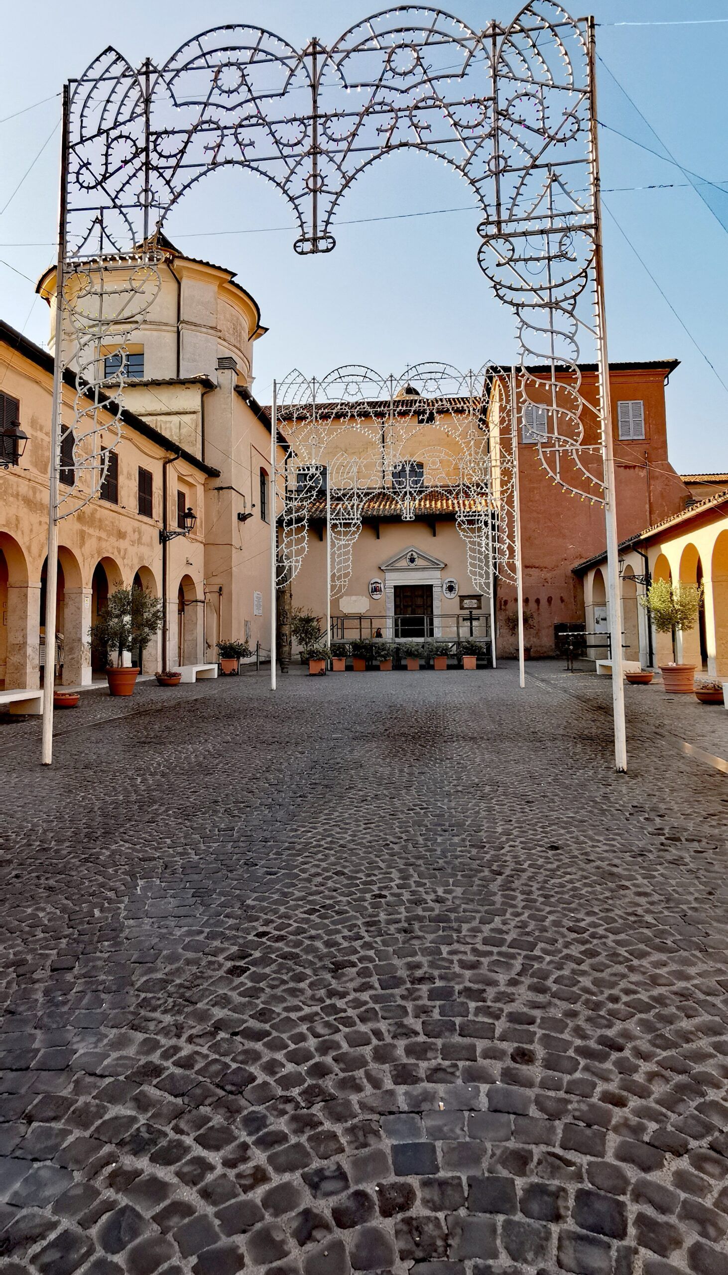 Allestimento Piazza San Clemente per la Messa delle ore 20:00