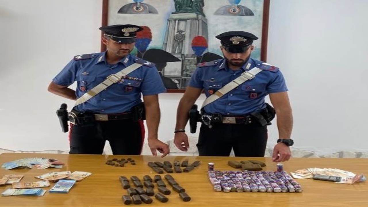 Nervosi ai controlli, pensavano di passare inosservati ma così non è stato. Rinvenute dai carabinieri, nelle rispettive abitazioni, droga e soldi