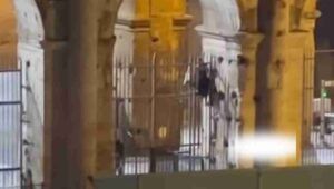 Persone scavalcano il cancello del Colosseo