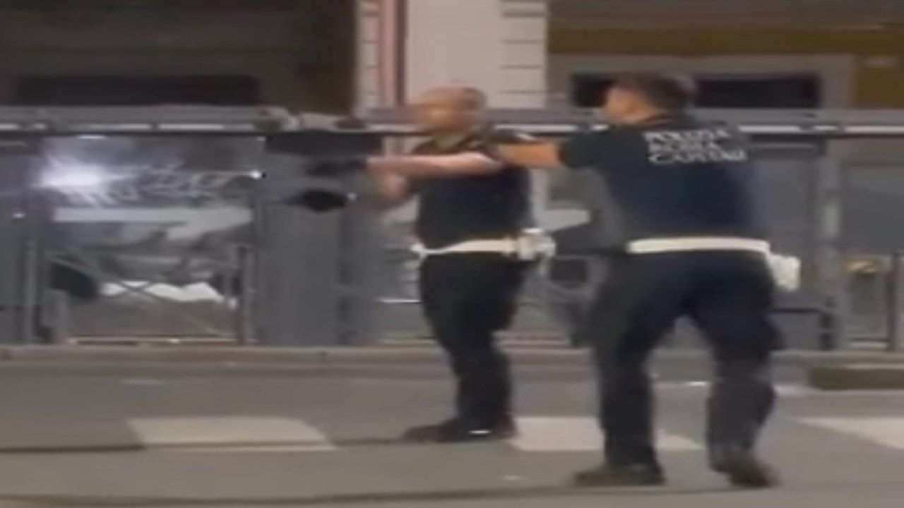 Uomo in forte stato di agitazione aggredisce gli agenti della polizia locale