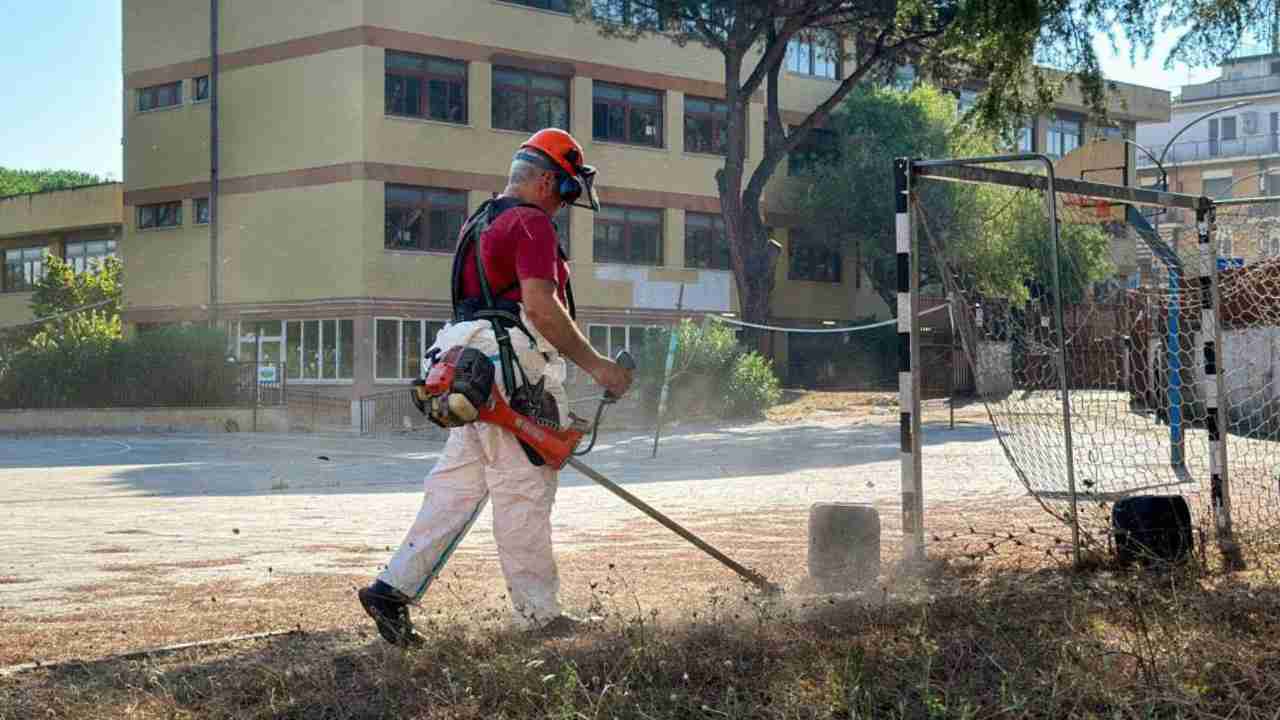 Pulizia di un cortile scolastico a Roma