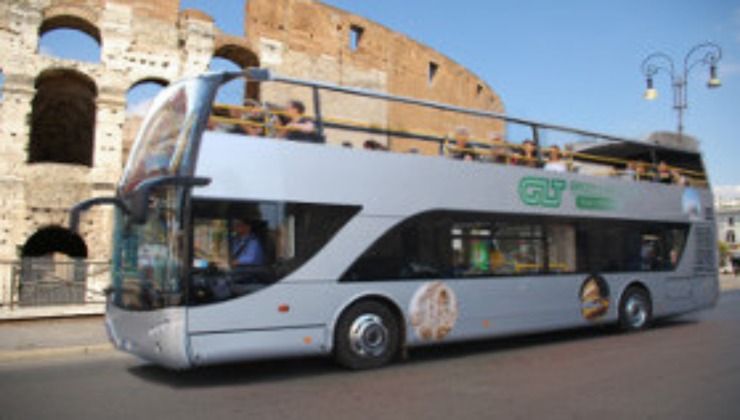 La TuscanyAll.com, tour operator specializzato, organizza visite su bus a due piani al fine di scoprire le bellezze della Città Eterna.