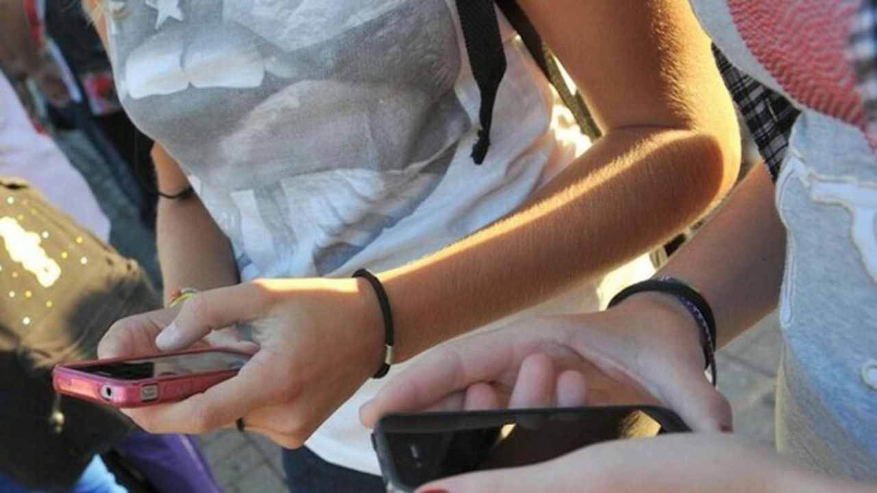 Una ragazzina di sedici anni di Latina è stata filmata nelle parti intime durante una festa. Il video è stato condiviso sui social