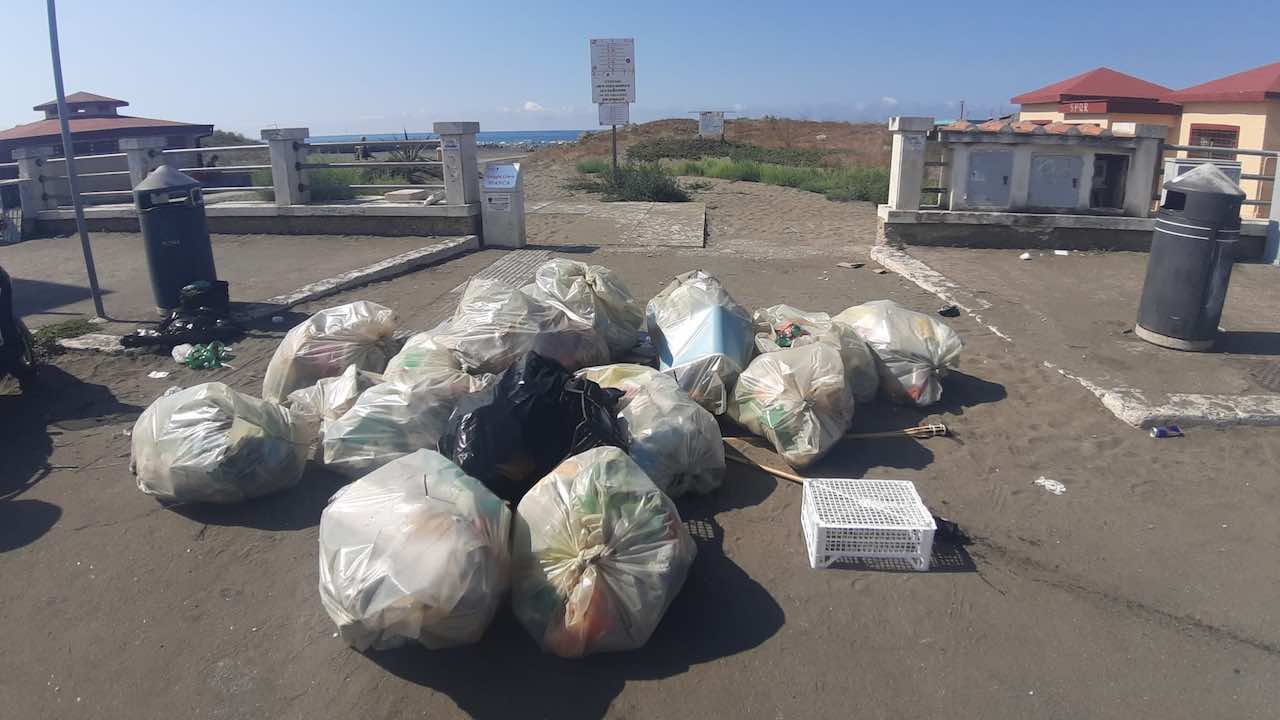 rifiuti in spiaggia dopo i falò di Ferragosto