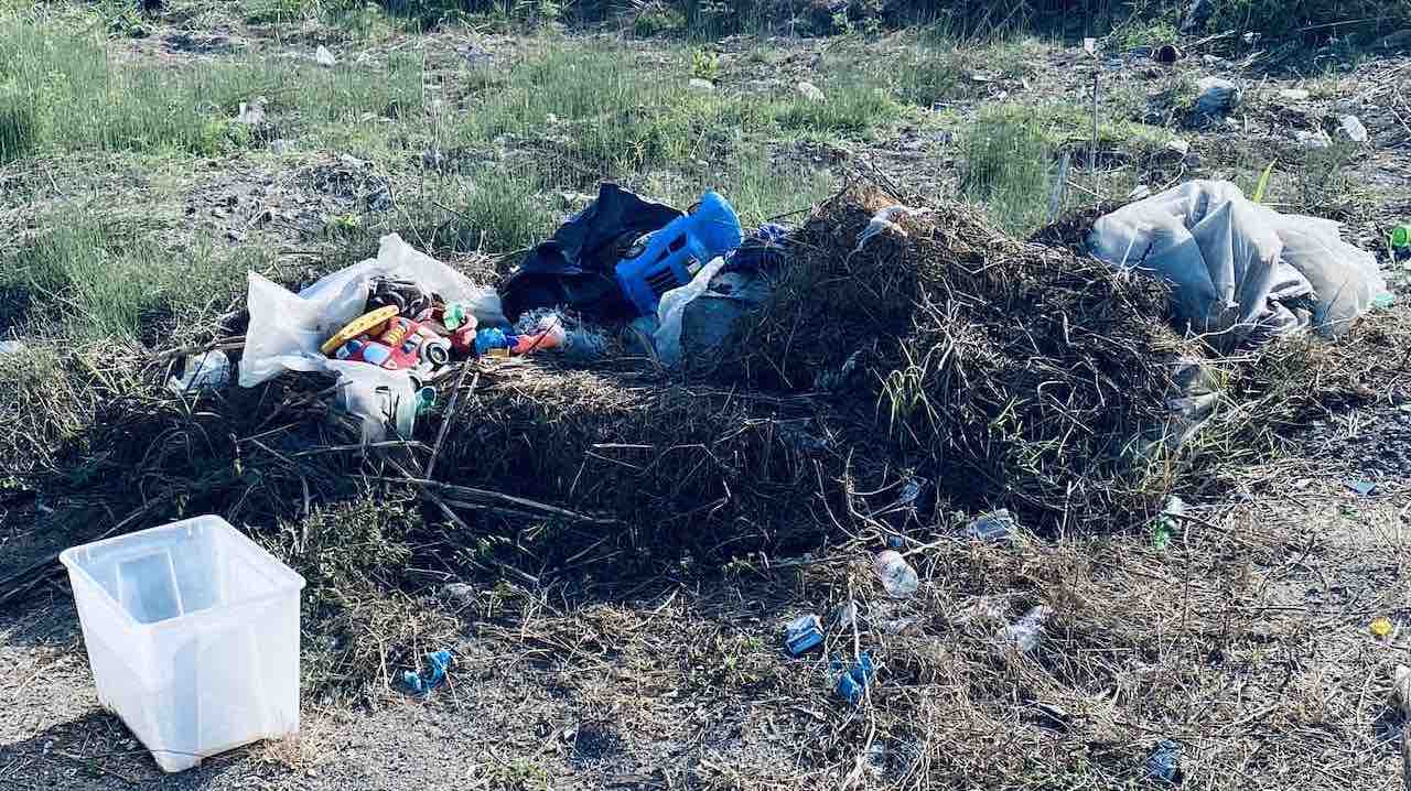 Rifiuti in via degli Atlantici a Ostia