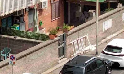 Ringhiera volata giù a Nuova Ostia