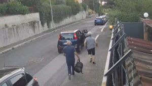 È stato arrestato poche ore fa dalla Polizia il nomade responsabile del furto di una catenina presso un anziano.