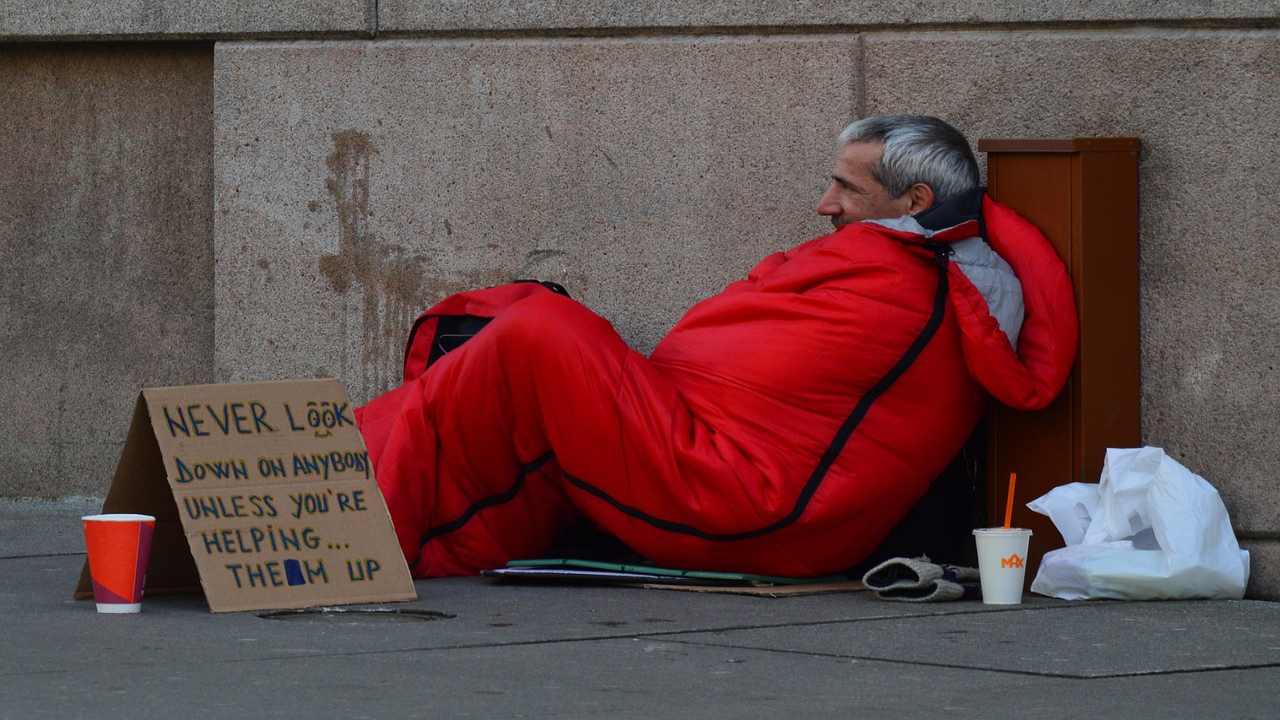 Alloggi di fortuna direttamente all'interno dei condomini residenziali: questa l'ultima trovata di alcuni senzatetto. La situazione