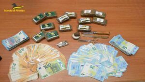 Sequestrato dalla Guardia di Finanza, nel corso di specifici controlli, oltre un kg di hashish e 12mila euro. Arrestata una persona