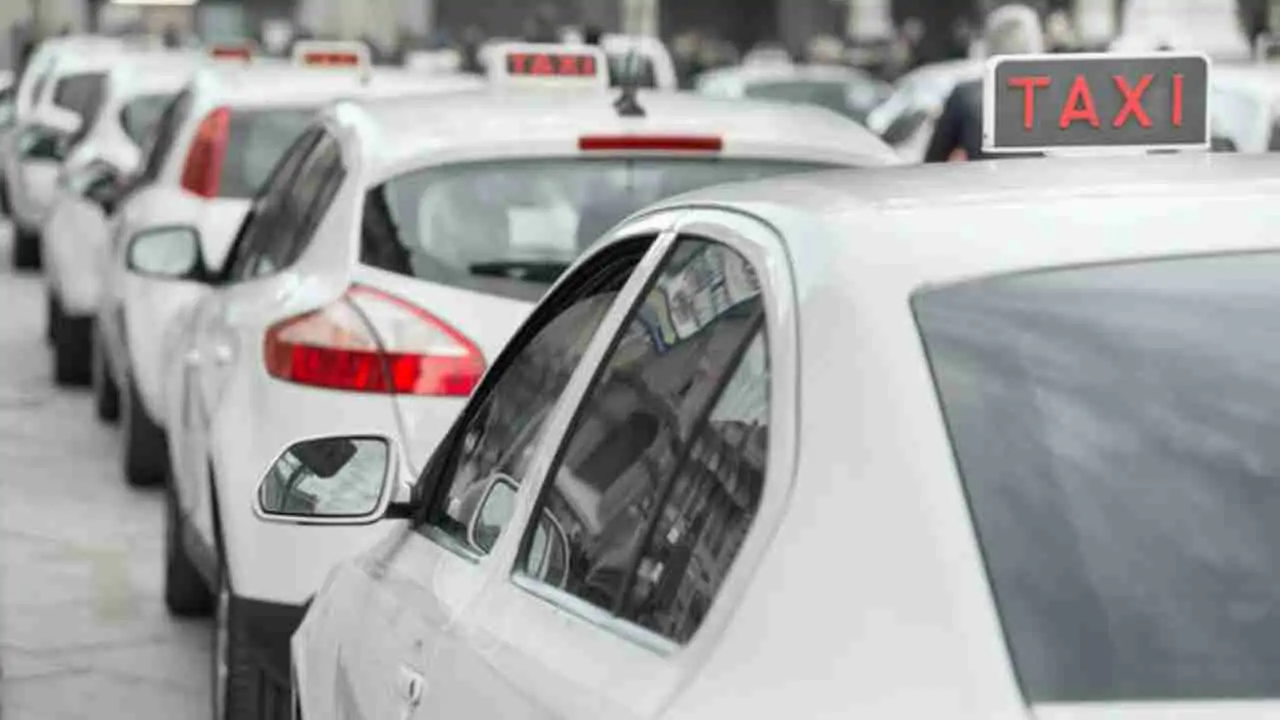 Prenotazioni dei taxi off limits a Roma per il Ferragosto: l'app non permette di riservarsi un'auto bianca e le attese diventano infinite