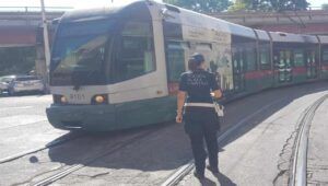 Un tram della linea 3 è uscito dai binari questa mattina a san Lorenzo a Roma. Immediato l'intervento dei vigili.
