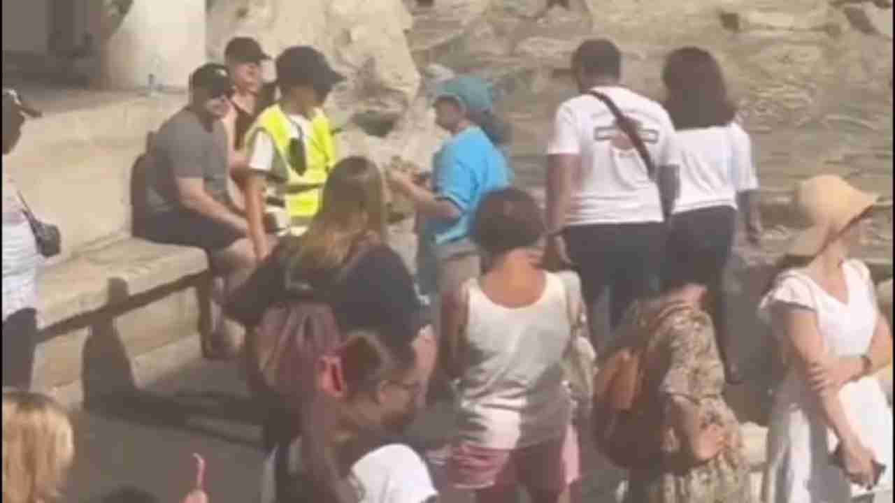 Turista fermata dai vigili a Fontana di Trevi