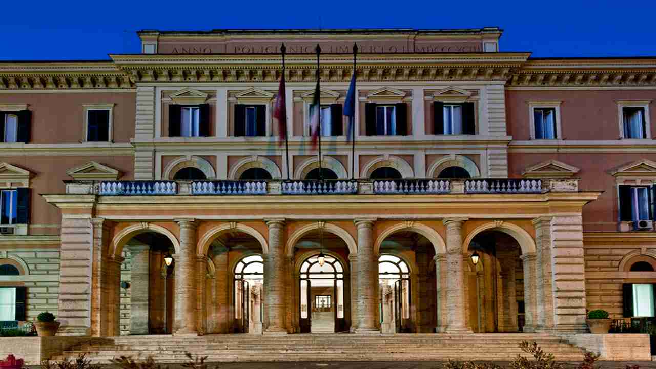 Un 21enne ghanese si è piazzato presso un lettino dell'Umberto I chiedendo di essere operato. I carabinieri intervengono