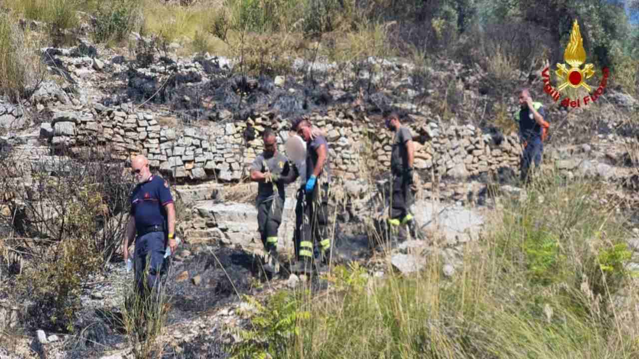 Vigili del Fuoco a lavoro per un incendio in collina