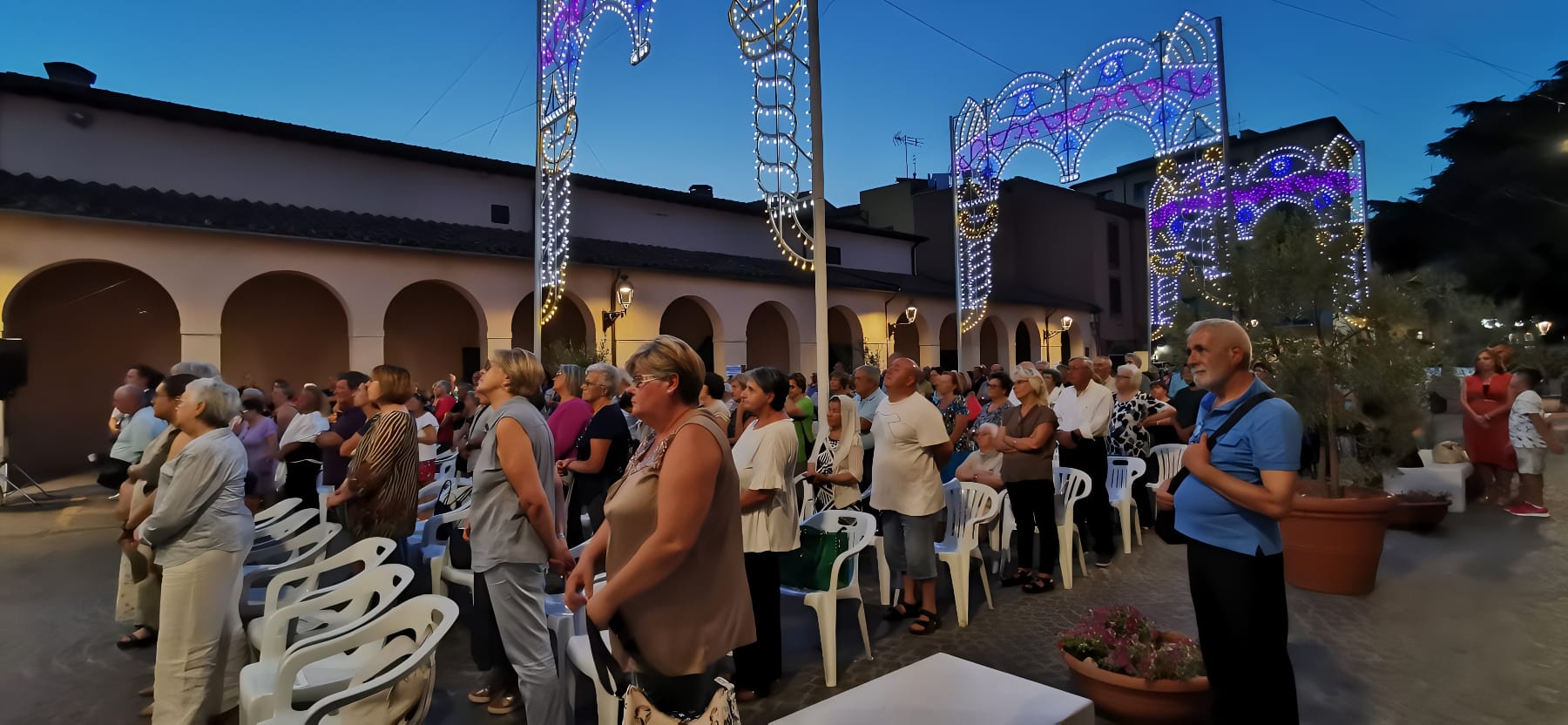 Fedeli in adorazione della Madonna delle Grazie- foto di Damiana Pelagatti