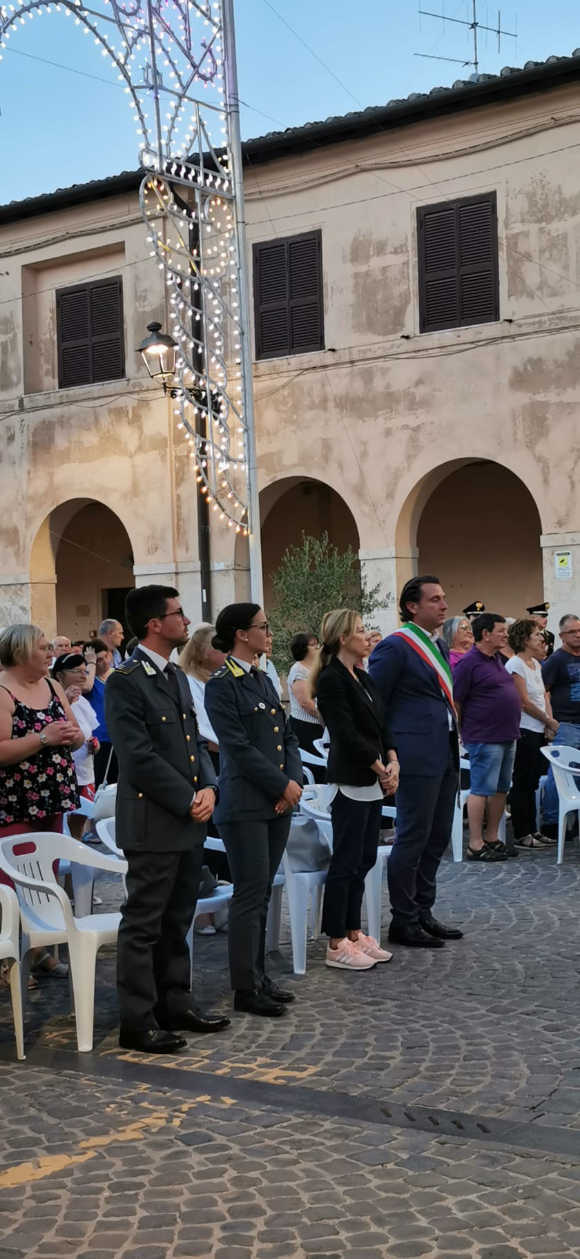 Sindaco di Velletri Ascanio Cascella con le Forze dell'Ordine- foto di Damiana Pelagatti