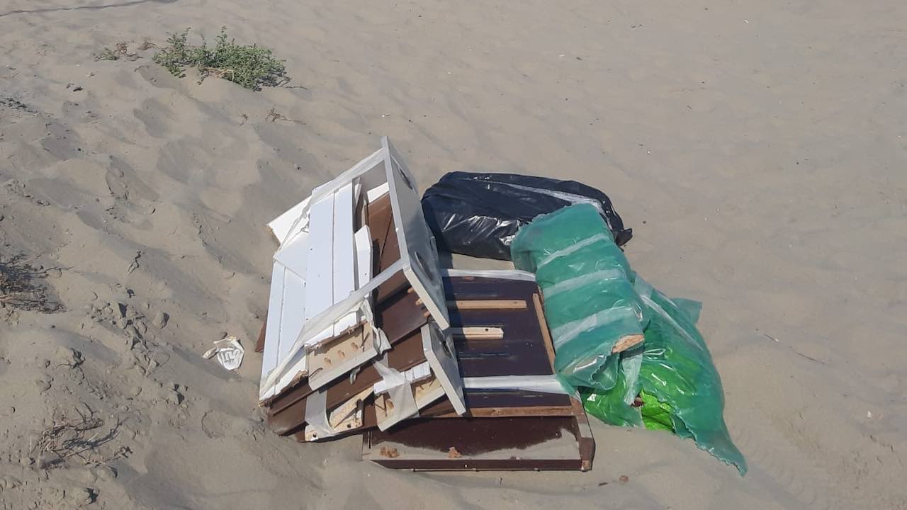 Ardea - rifiuti in spiaggia dopo i falò di Ferragosto