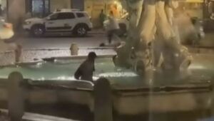 Bagno nella fontana a piazza Barnerini