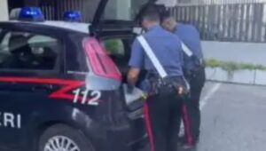Prima hanno cercato l'abitazione su Google maps, poi il tentativo di furto sventato dalla vicina: arrestate dai carabinieri tre persone.
