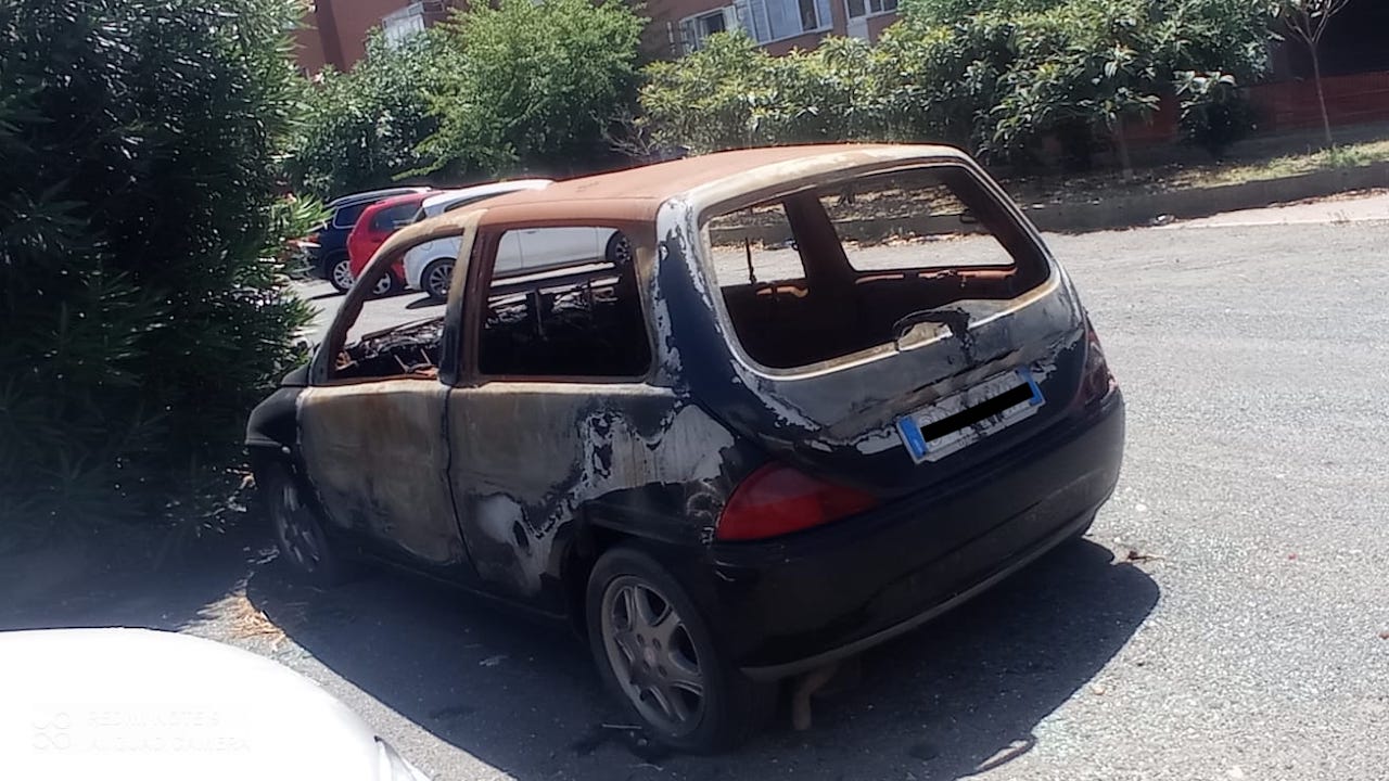 Auto bruciata sotto le case popolari a Ostia