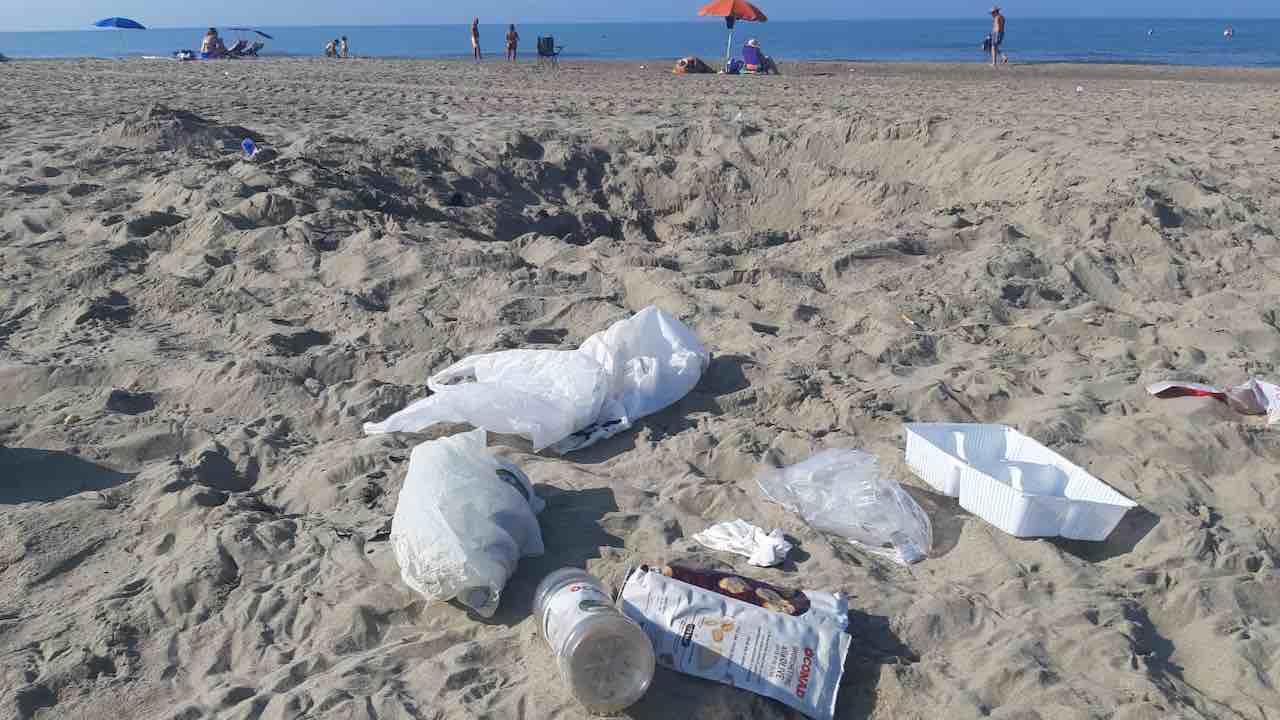 rifiuti in spiaggia dopo i falò di Ferragosto