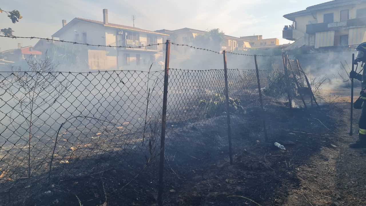 incendio alle Salzare Ardea