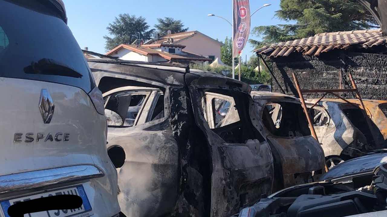 incendio autosalone Via Nettunense