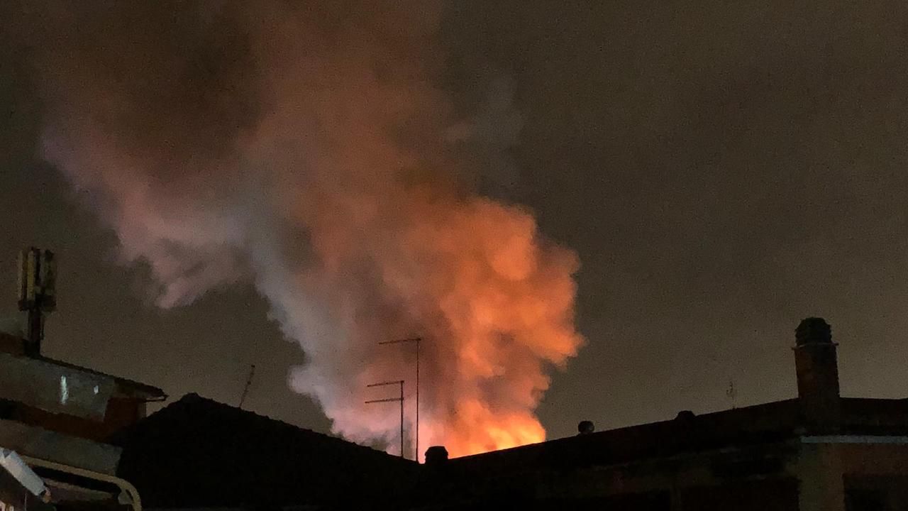 incendio autosalone Via Nettunense