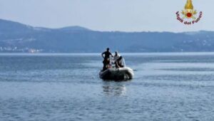 Momenti di paura ieri sul lago di Bracciano: barca a vela con 4 ragazze a bordo si capovolge in acqua: giovani salvate dai Vigili del Fuoco