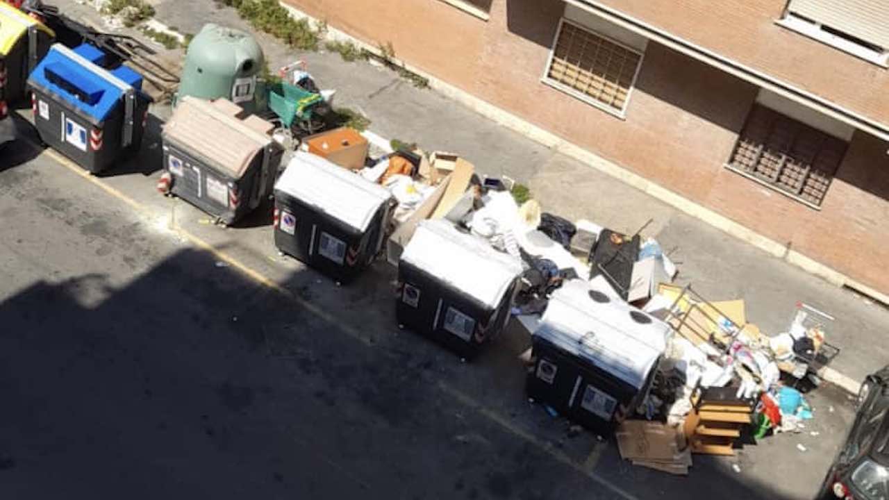 Rifiuti buttati a Ostia dopo l'occupazione del garage