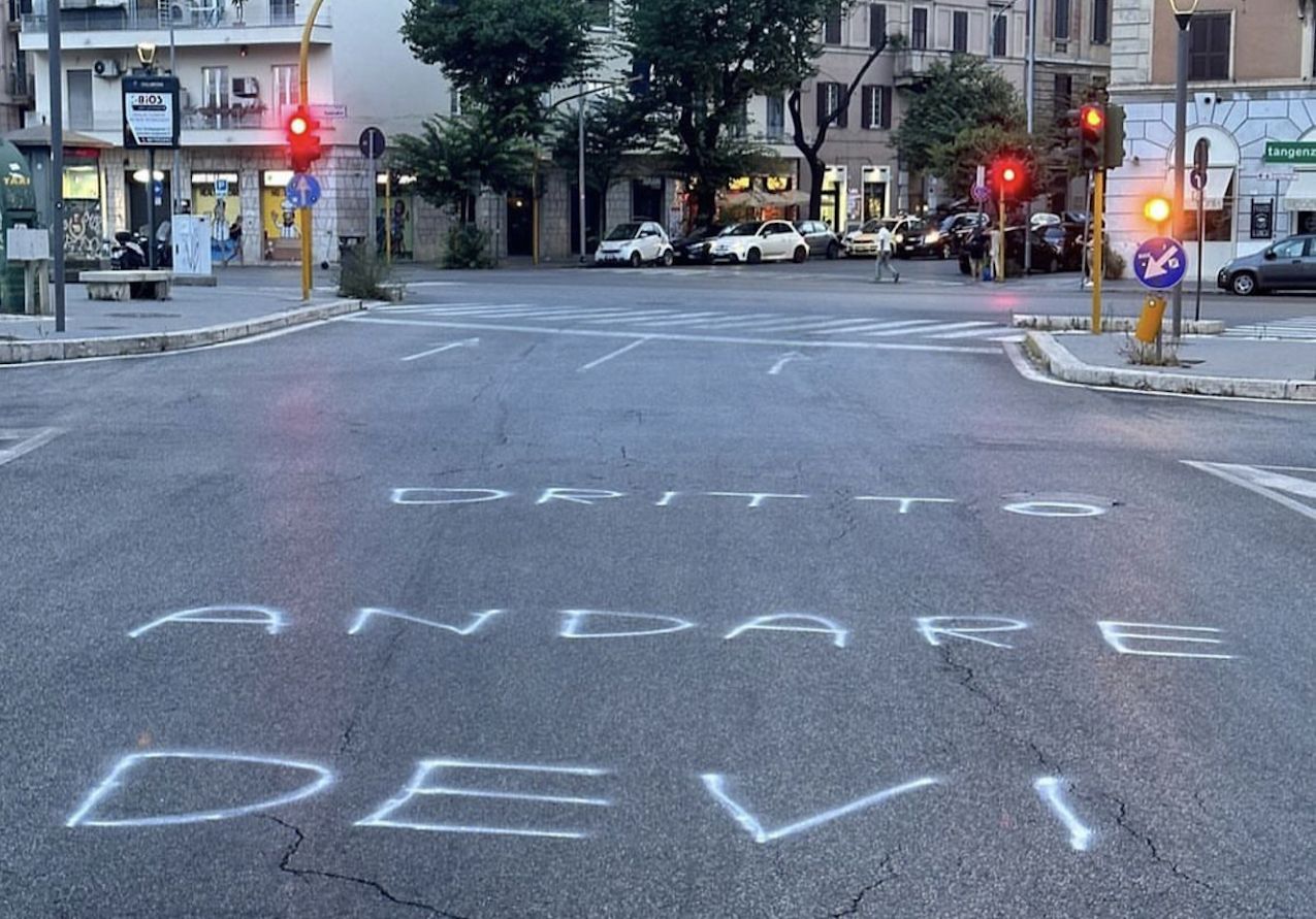Scritta a Piazza Tuscolo: devi andare dritto