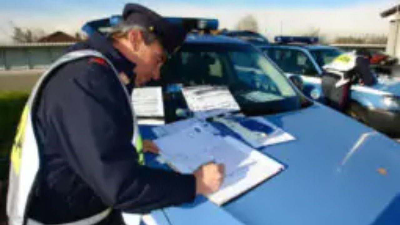 polizia stradale ferma due uomini su auto rubata e senza patente