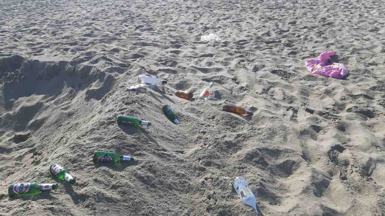 Ardea - rifiuti in spiaggia dopo i falò di Ferragosto