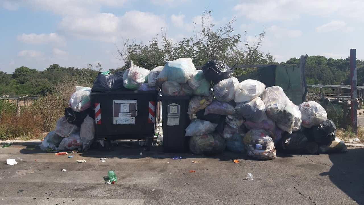 rifiuti in spiaggia dopo i falò di Ferragosto