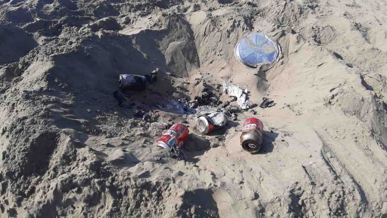 Ardea - rifiuti in spiaggia dopo i falò di Ferragosto