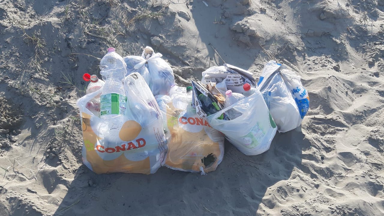 Torvaianica - rifiuti in spiaggia dopo i falò di Ferragosto