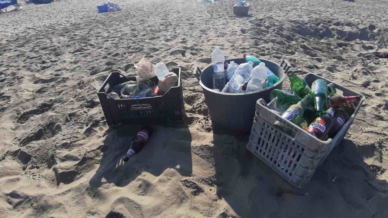 rifiuti in spiaggia dopo i falò di Ferragosto