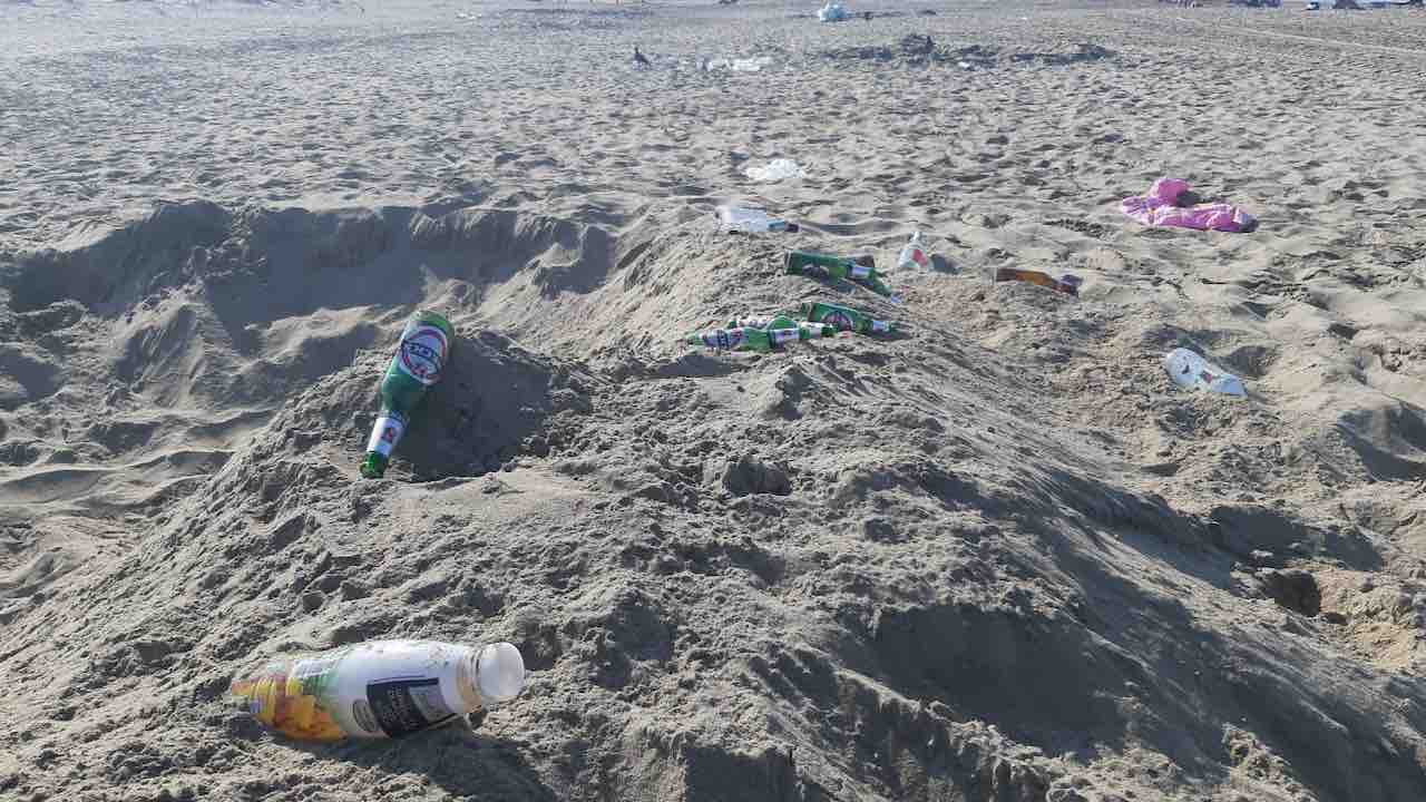 Ardea - rifiuti in spiaggia dopo i falò di Ferragosto