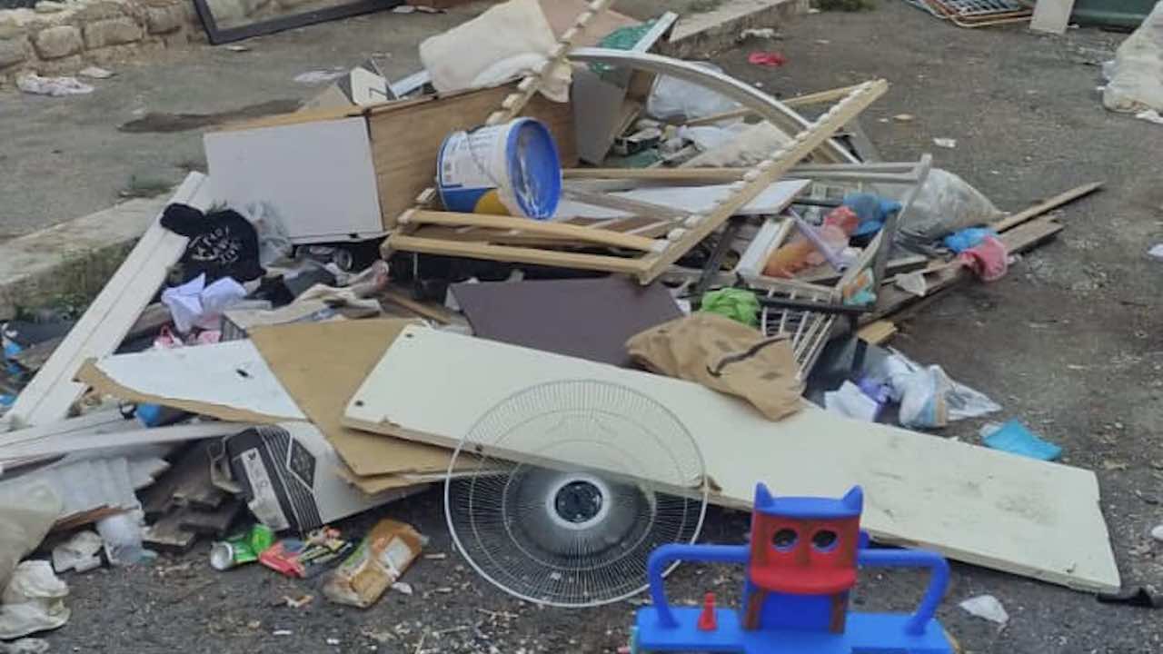 Rifiuti buttati a Ostia dopo l'occupazione del garage