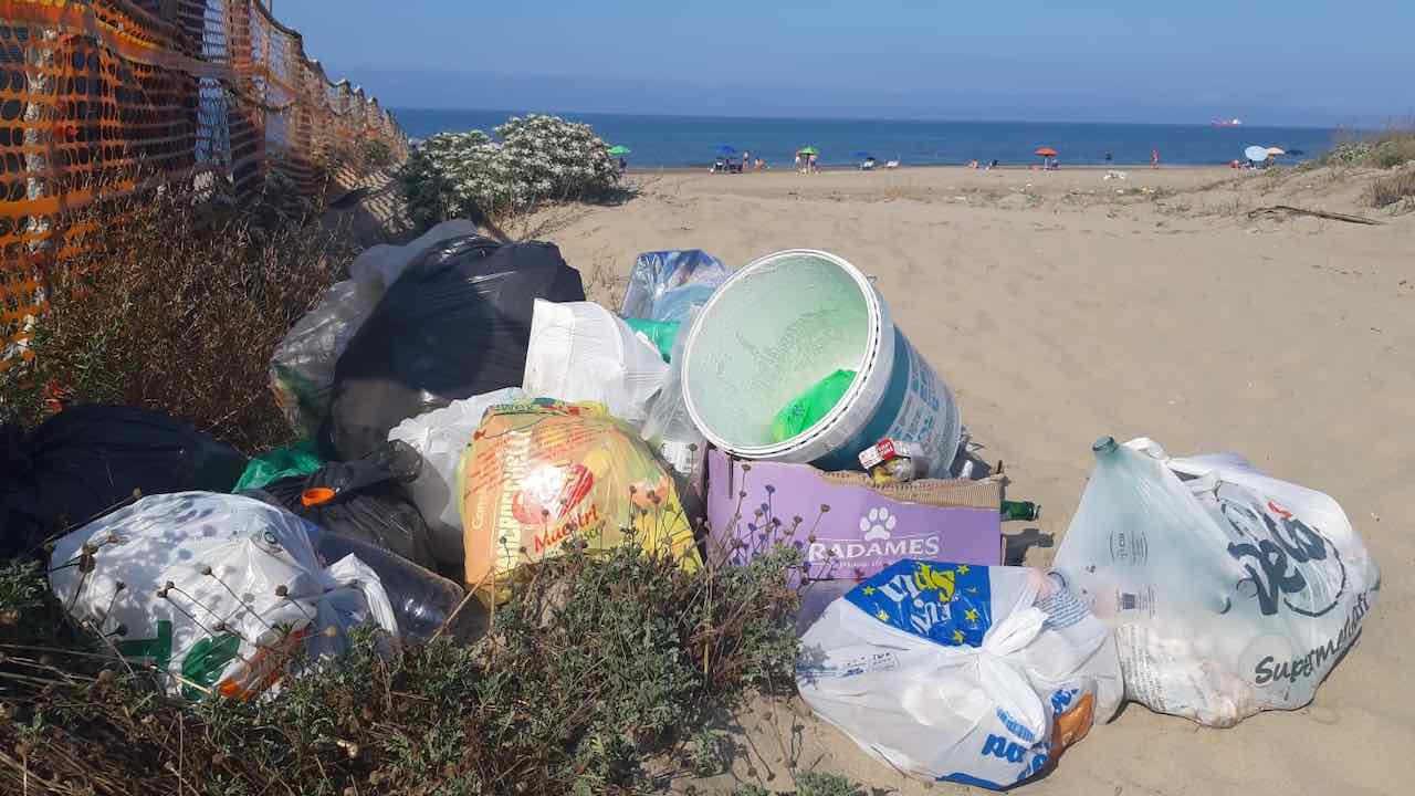 rifiuti in spiaggia dopo i falò di Ferragosto