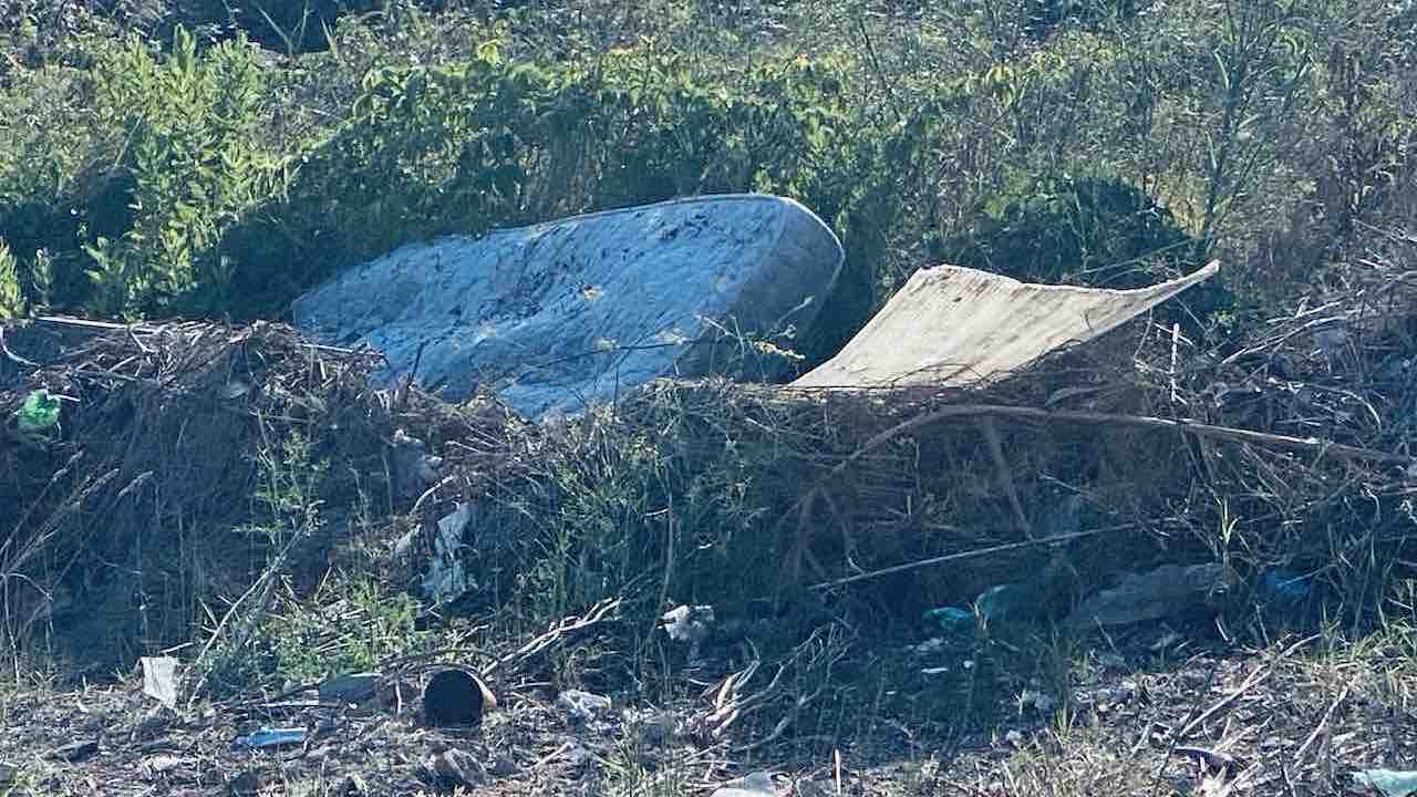 Rifiuti in via degli Atlantici a Ostia