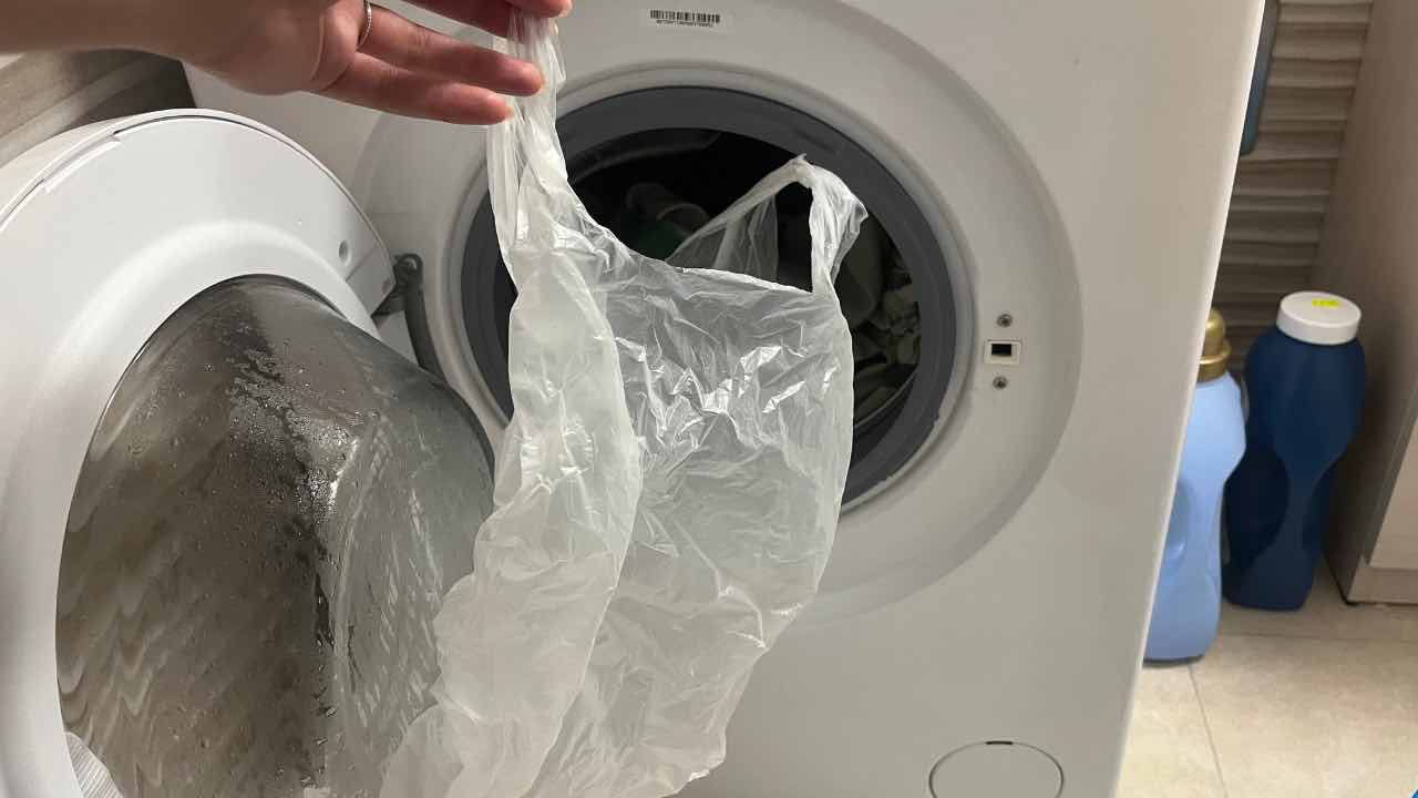Il trucchetto del sacchetto di plastica in lavatrice: mai avuto un