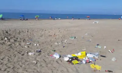 rifiuti in spiaggia dopo i falò di Ferragosto