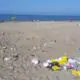 rifiuti in spiaggia dopo i falò di Ferragosto