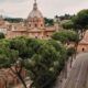 Roma invasa da alberi di pino