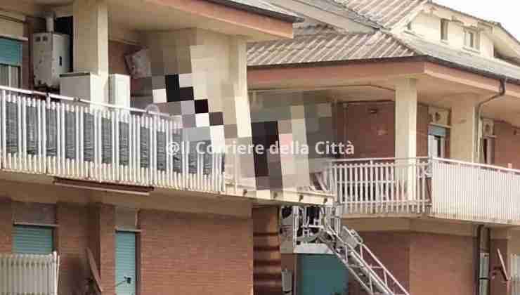 Balcone a rischio crollo a Ostia Nuova