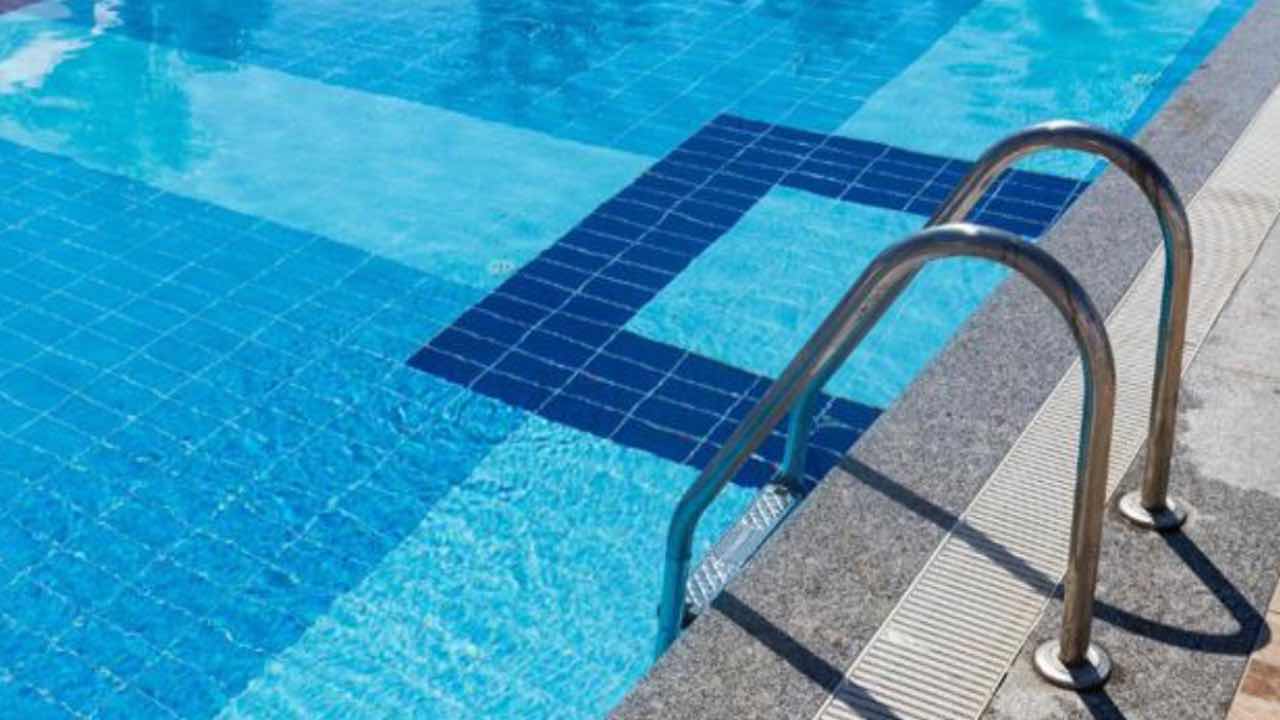 Bimbo annegato in piscina a Grotte di Castro nel 2022, bagnina e gestori patteggiano la condanna per omicidio colposo