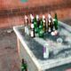 Bottiglie di birra fuori dalla stazione Laurentina