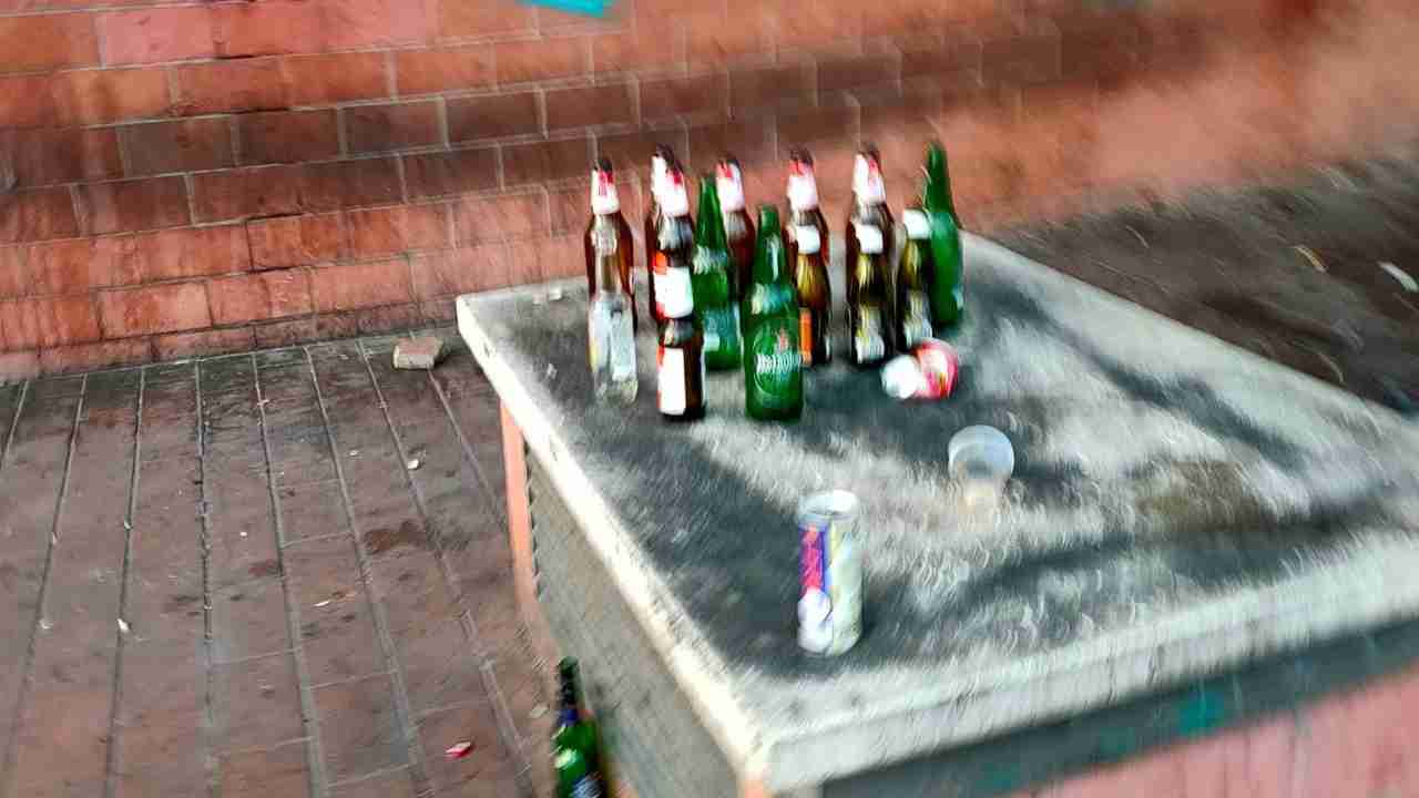 Bottiglie di birra fuori dalla stazione Laurentina